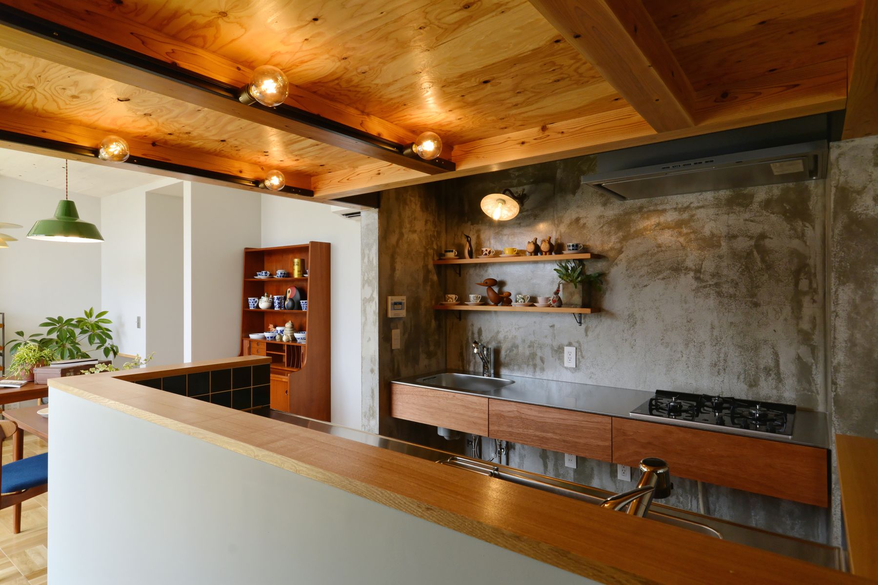 二軒屋の家 モルタル壁のキッチン